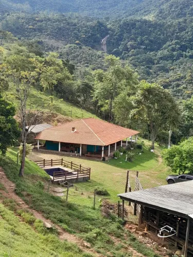 Sitio com 9,8 alqueires no Pico Meia Lua em Piquete -SP á venda.