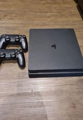 PS4 Slim 1 TB , com dois controles e , e três jogos no CD