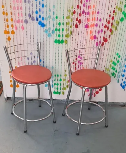 Banquetas com estrutura metalica e assento estofado estilo italia, 63 cm,