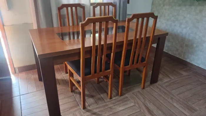 Entrego jogo de mesa com  4 cadeiras em madeira