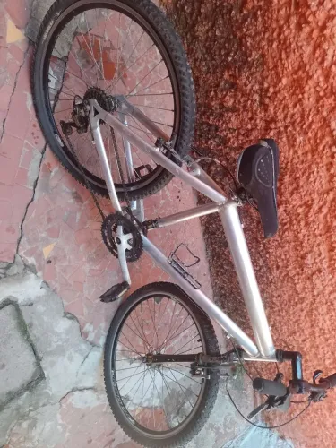 Vendo bicicleta alumínio com amortecedor bicicleta em ótimo estado com câmbio bom pneus