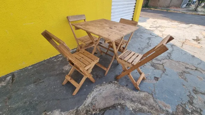 Jogo mesa dobráveis medindo 0,74 x 0,73 x 0,78 altura marcas de uso ((ENTREGO GRATIS))