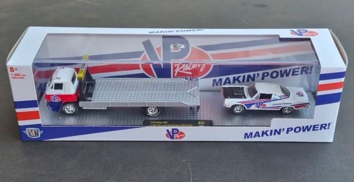 Miniatura Premium M2 Machines Conjunto Caminhão Dodge e Plymouth Road Runner