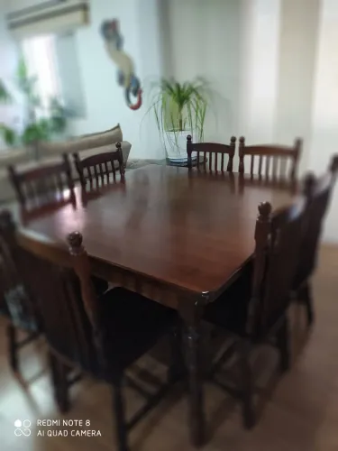 Mesa de jantar estilo colonial com 8 cadeiras