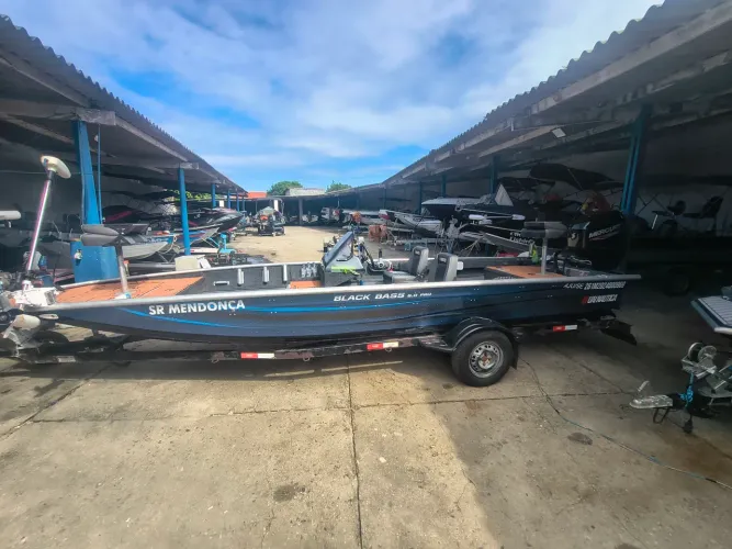 Barco de alumínio soldado ( modelo Black Bass), da Uai Náutica 
