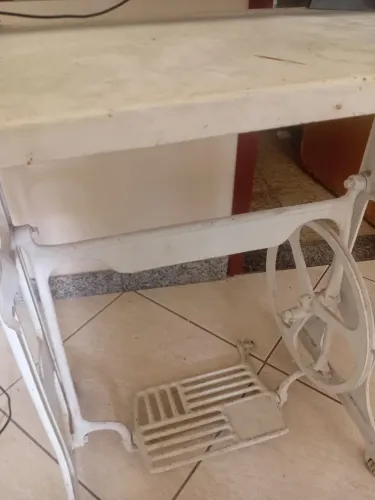 Pe de máquina antigo