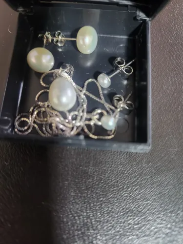 Conjunto de Gargantilha, Brincos 1 e 2 furos prata e perola natural verdadeiras.
