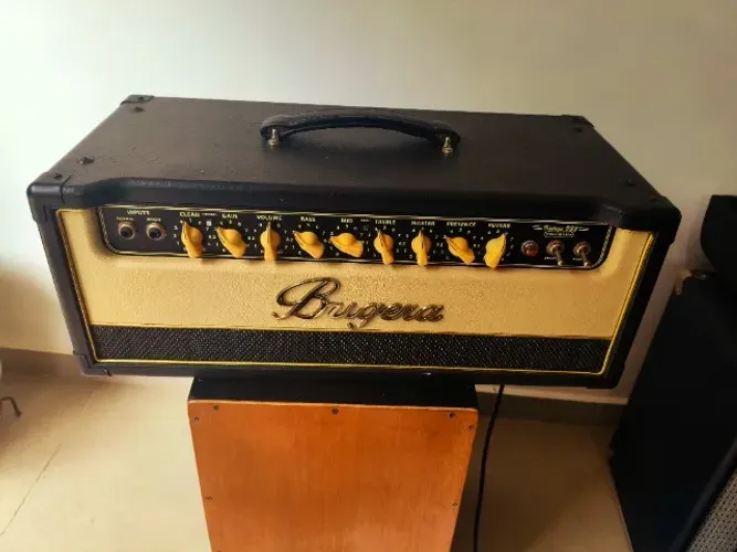 Cabeçote Bugera Vintage V22 INFINIUM 22W com 2 canais e reverb