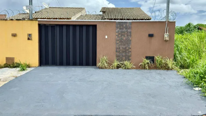 Casa de 2 Quartos - Quintal amplo e gramado - Garagem ampla - Laguna Parque