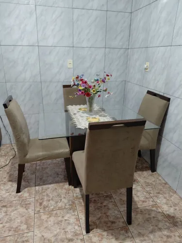 Vendo mesa com 4 cadeiras e 1 aparador e um espelho. Retirar em Capoeiras