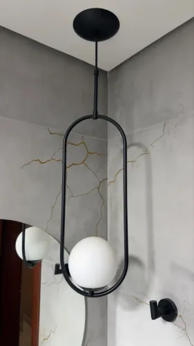 Luminária Pendente Preta com Globo de Vidro