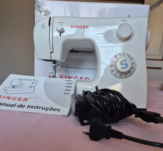máquina de costura Singer Tradition praticamente nova