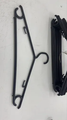 Cabide preto de roupa