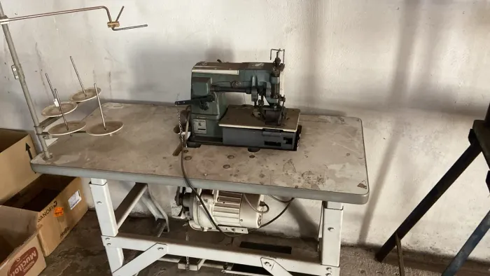 Máquina de costura + de ilhós