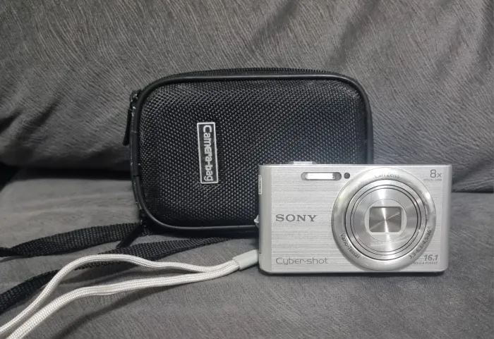 Câmera Digital Sony Cyber-shot 16.1MP com Zoom óptico + Case