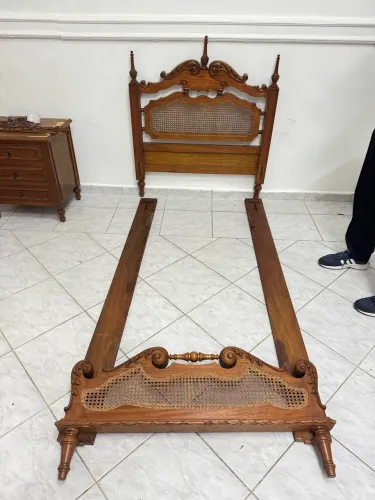 Cama de solteiro vintage em madeira com acabamento em palha indiana