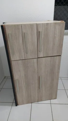 Armário de cozinha com fundo avariado