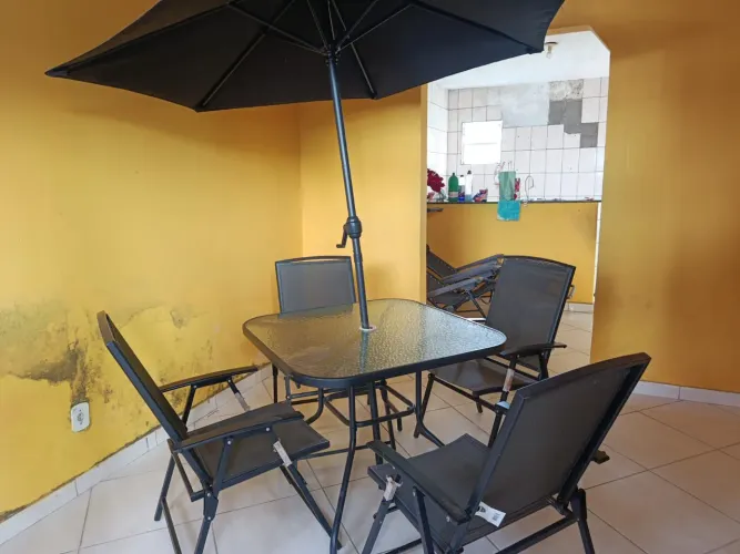 Kit de piscina com mesa tampão de vidro, 4 cadeiras e 2 espreguiçadeiras