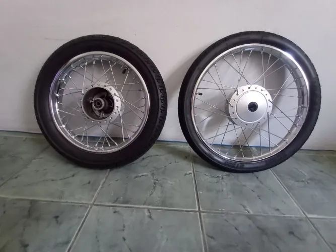 Rodas com pneus POP 110i.