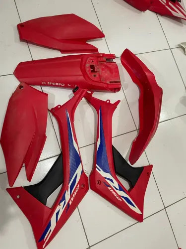 Vendo carenagem CRF 250 usada porém conservada não faço entrega retirada jangurussu