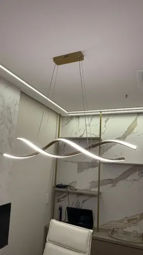 Lustre pendente orgânico em Led Dourado com 3 modos de iluminação.