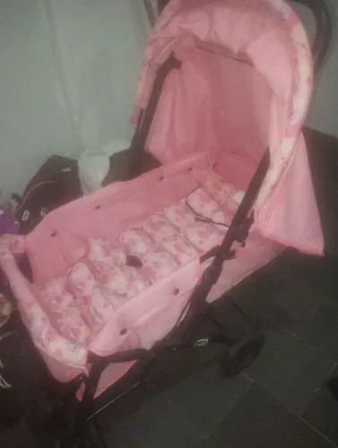 Carrinho de bebe rosa