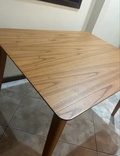 Mesa de madeira , com quatro cadeiras , firme e durável.
