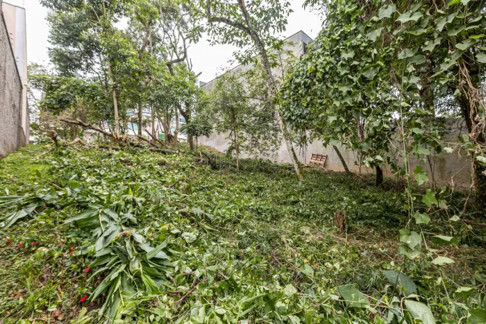 EXCELENTE TERRENO EM SANTA FELICIDADE, PRÓPRIO PARA CONSTRUÇÃO DE SOBRADOS.600 M2 TESTADA