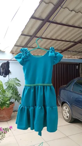 Vestido juvenil de festa tamanho 14 com laço nos ombros é pérolas na cintura usado 3 vezes