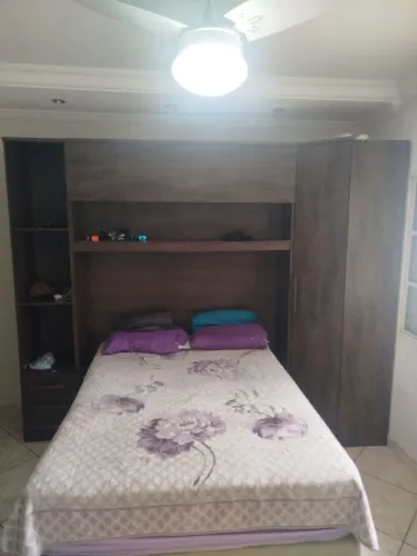 Vendo cama box, guarda roupa casal, e sofá, rack me chama no WhatsApp tudo por 5.000
