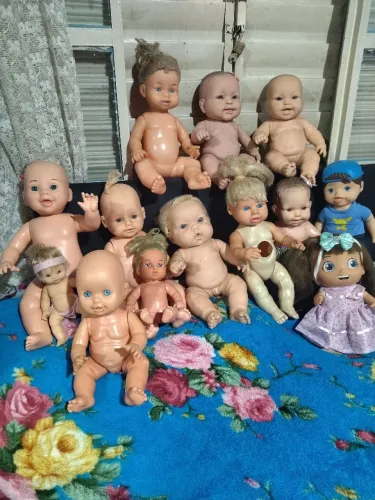 Lote com 14 bonecas