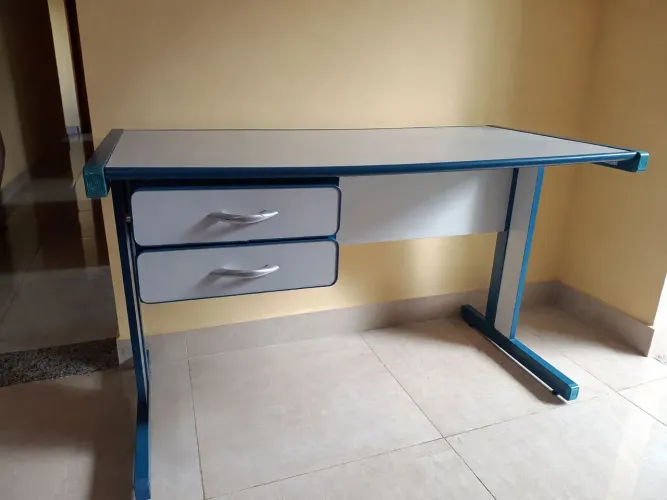 Mesa de Escritório com Gaveteiro