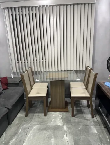 Mesa de jantar nunca usada, 4 lugares com tampo de vidro + cadeiras