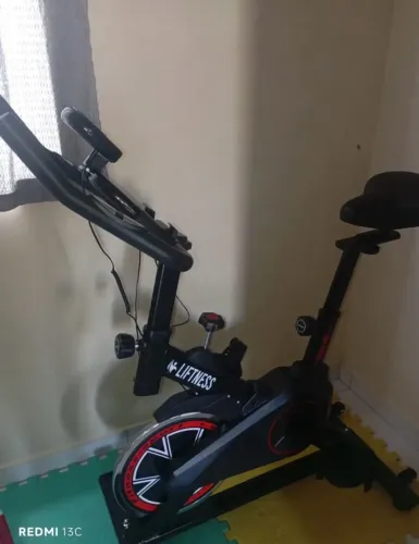 Bicicleta Ergométrica / Bike Spinning Liftness com Painel LCD e Ajustes