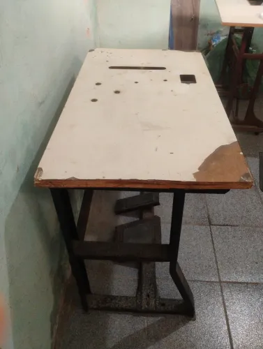 Mesa para máquina industrial.