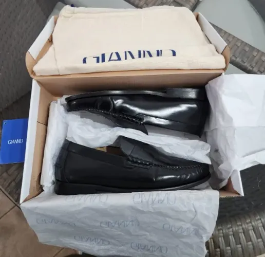 Sapato loafer/mocassim de couro bovino e sola blaqueada