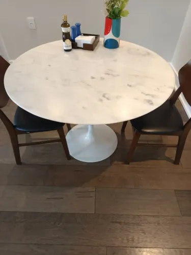 Mesa de jantar redonda 100cm tampo de mármore, base tulipa