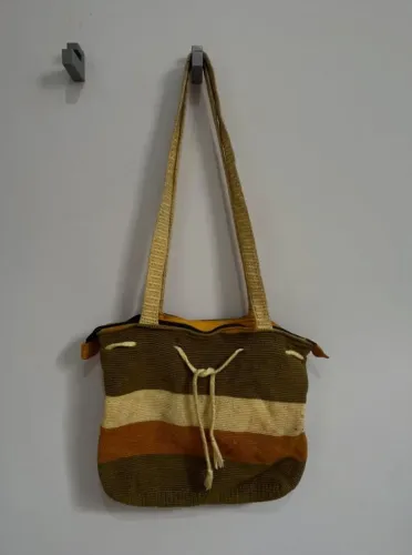 Bolsa Amarela Artesanal de Crochê na cor Amarelo, Verde e Marrom Claro