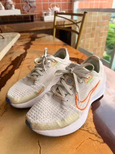 Tênis Nike Interact Run Feminino - Bege/Laranja