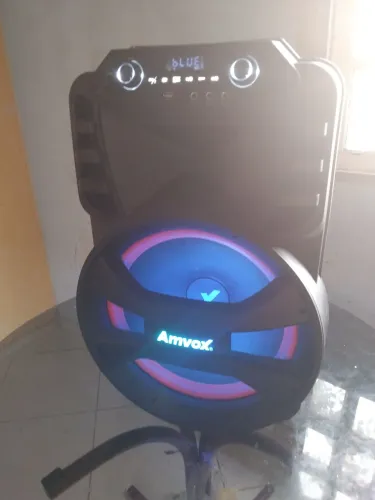 Vendo caixa de som não pega radio mas sim blutufi e tem entrada para 2 microfone