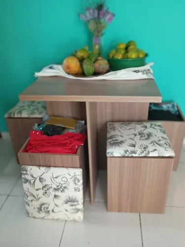 mesa com 4 pufes acento e baú 