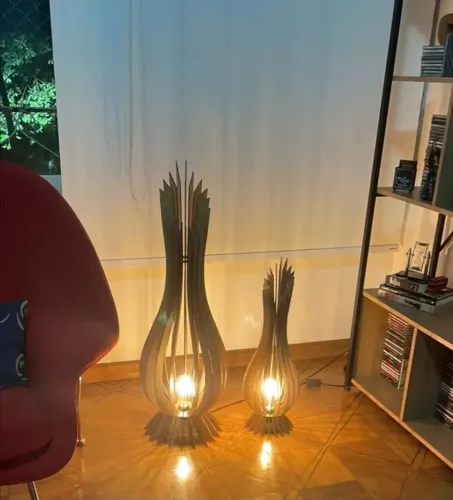 Kit 2 Luminárias de chão em MDF na cor preto (LÂMPADAS NÃO INCLUSAS)