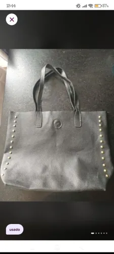 Bolsa estilo tote preta em courina com tachas douradas