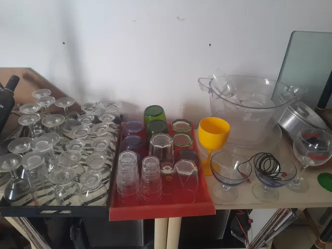 COPOS , BANDEJAS,PORTA GELO,TAÇAS, POTES DE VIDRO.