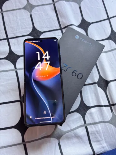 Moto Razr 60 256gb - semi novo