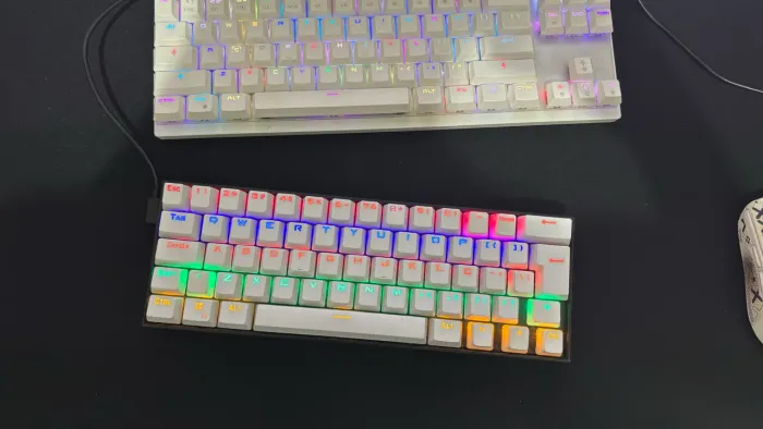 Teclado gamer reddragon 60% rgb