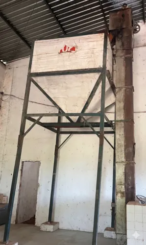 Conjunto Silo moega com elevador de canecas para farinha/grãos usado