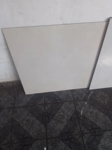 Porcelanato fosco 70/70. 10 peças 2 metros. 150 140.00