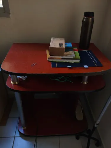 Mesa de estudo com espaço para computador