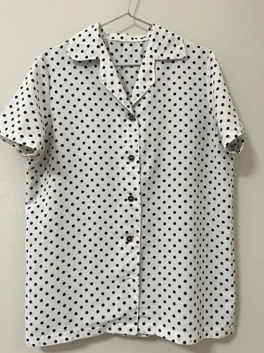 Camisa Femenina manga curta estampa poá G